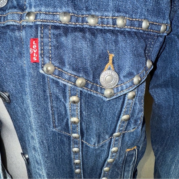 Levi’s Studded Blue Denim Trucker Statement Edgy Jean Jacket Women’s Medium - Picture 3 of 16